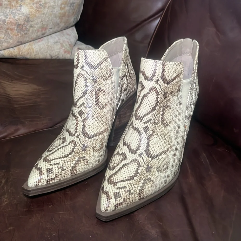 Vince Camuto Snakeskin Ankle Boots size 8M - Picture 2 of 8